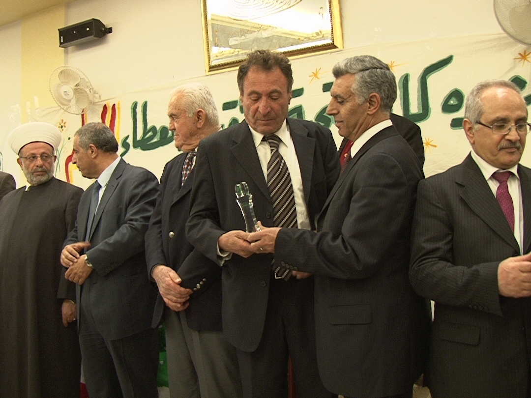 الدكتور حمدان يقدم درعا تقديريا الى احد الاساتذة المكرمين