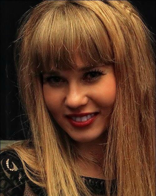 الصديقة المخلصة ميكاييلا في صورة حديثة جداً