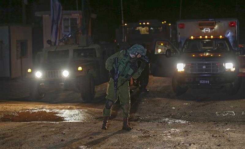 دورية للإحتلال في مكان انفجار العبوة الناسفة (د.ب.أ.)