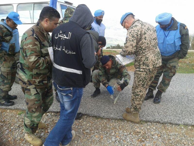 لجنة التحقيق تعاين بقايا قذيفة اسرائيلية في شانوح (طارق ابو حمدان)