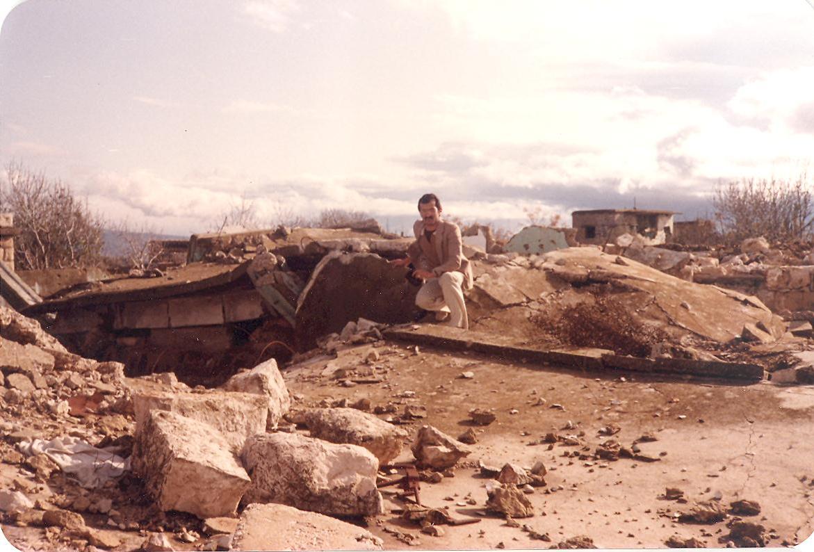 سهيل غصن على أطلال بيته بعد المجزرة بسنوات قليلة