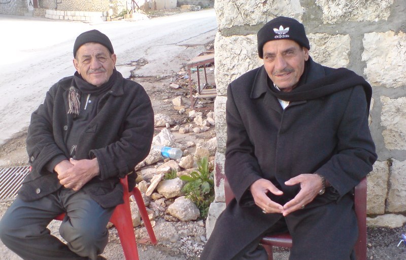 المرحوم الحاج صالح حسان وشقيقه الحاج حسين.. مشهد غالباً ما كنا نشاهده  كلما وصلنا إلى الخيام وكلما غادرناها