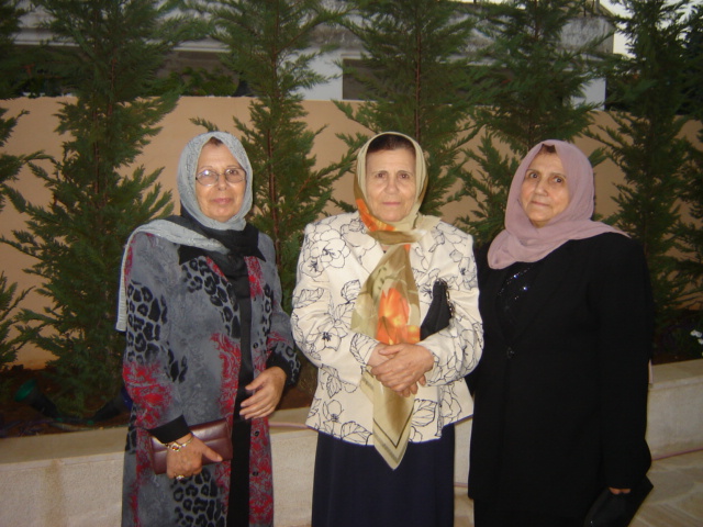 الحاجة أم عزت رشيدي تتوسط شقيقتها المربية أم جهاد حيدر والحاجة أم علي صادق