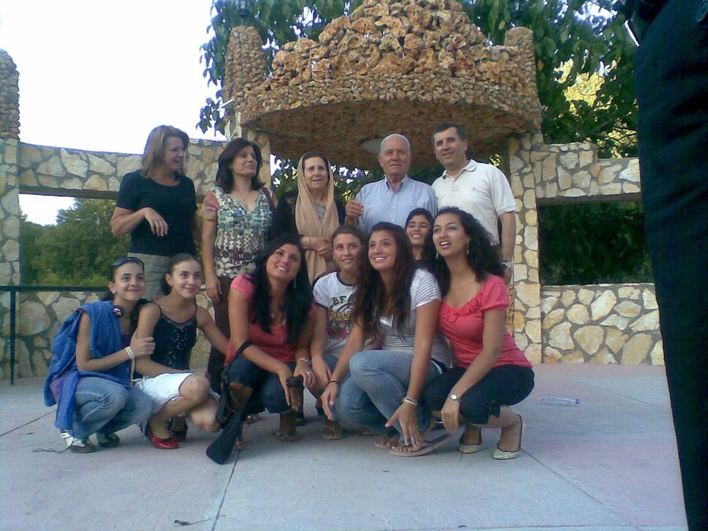 الحاجة أم عزت رشيدي تتوسط إبنها الدكتور غالب والحاج أبو عزت كامل رشيدي وإبنتهما بتول هيثم وكنتهما تونيا رشيدي وأمامهم عدد من الأحفاد