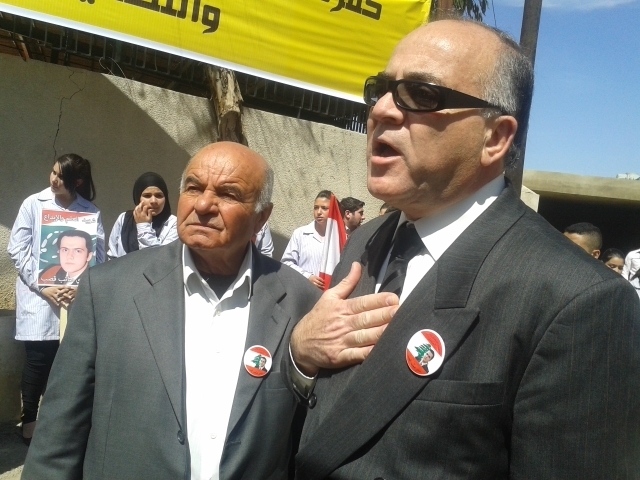 خاله البزري متحدثا وبدا السيد خليفة