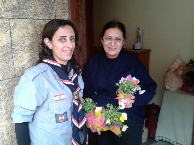 فتاة من كشافة المستقبل توزع الورود على الامهات في شبعا