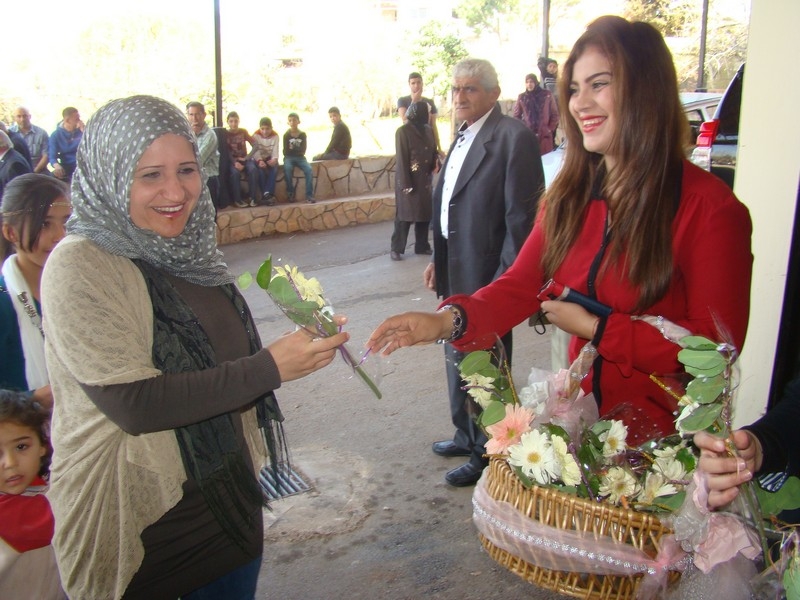 توزيع الورود على الامهات في الهبارية