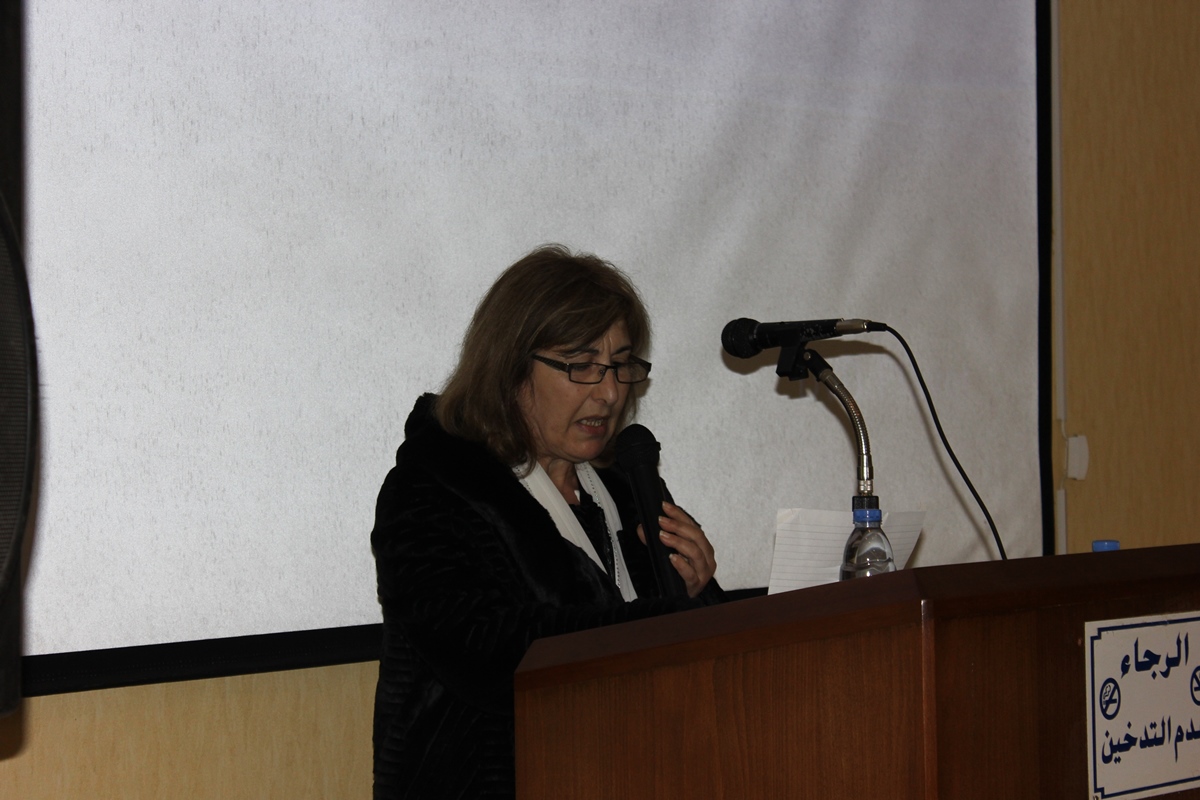 السيدة صباح أبو عباس تلقي كلمة  مركز محمد طويل الخيري الإجتماعي
