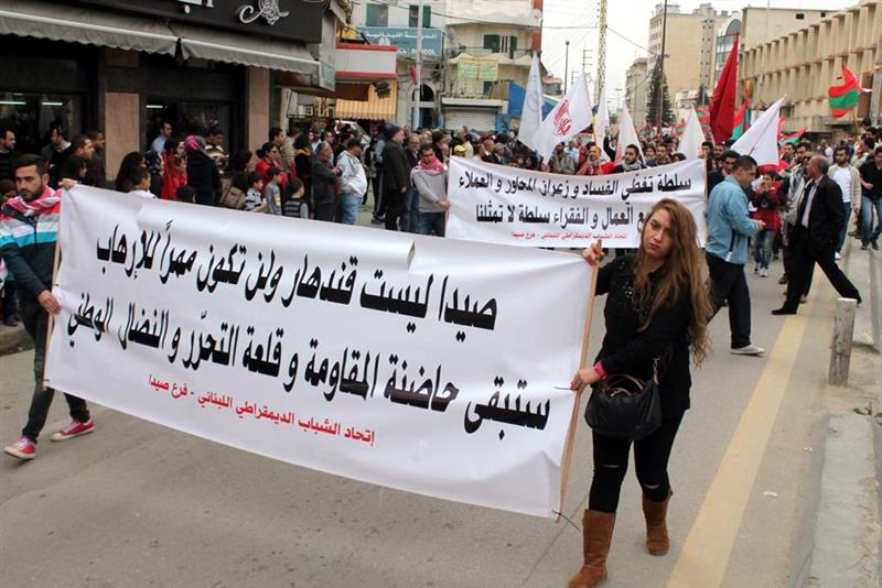 جانب من المسيرة التي اخترقت شوارع صيدا أمس (محمد صالح)