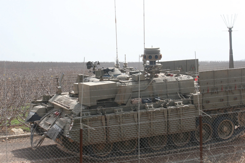 المجنزرة المدرعة والمجهزة بكاميرات مراقبة واجهزة تنصت تسير لاول مرة بمحاذاة السياج التقني