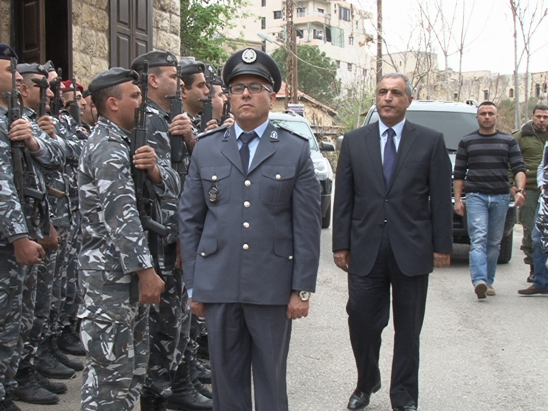 عناصر من درك حاصبيا تؤدي التحية للنائب هاشم ممثلا الرؤساء الثلاثة