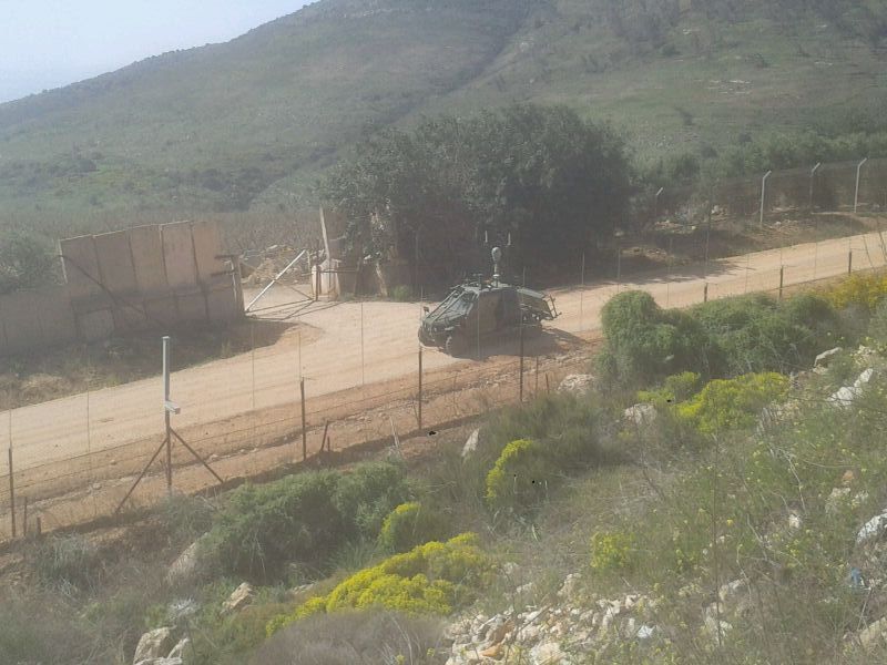 العدو يُسَيِِّرُ آلية تعمل لاسلكيا يمحاذاة السياج الفاصل قبالة كفركلا‎