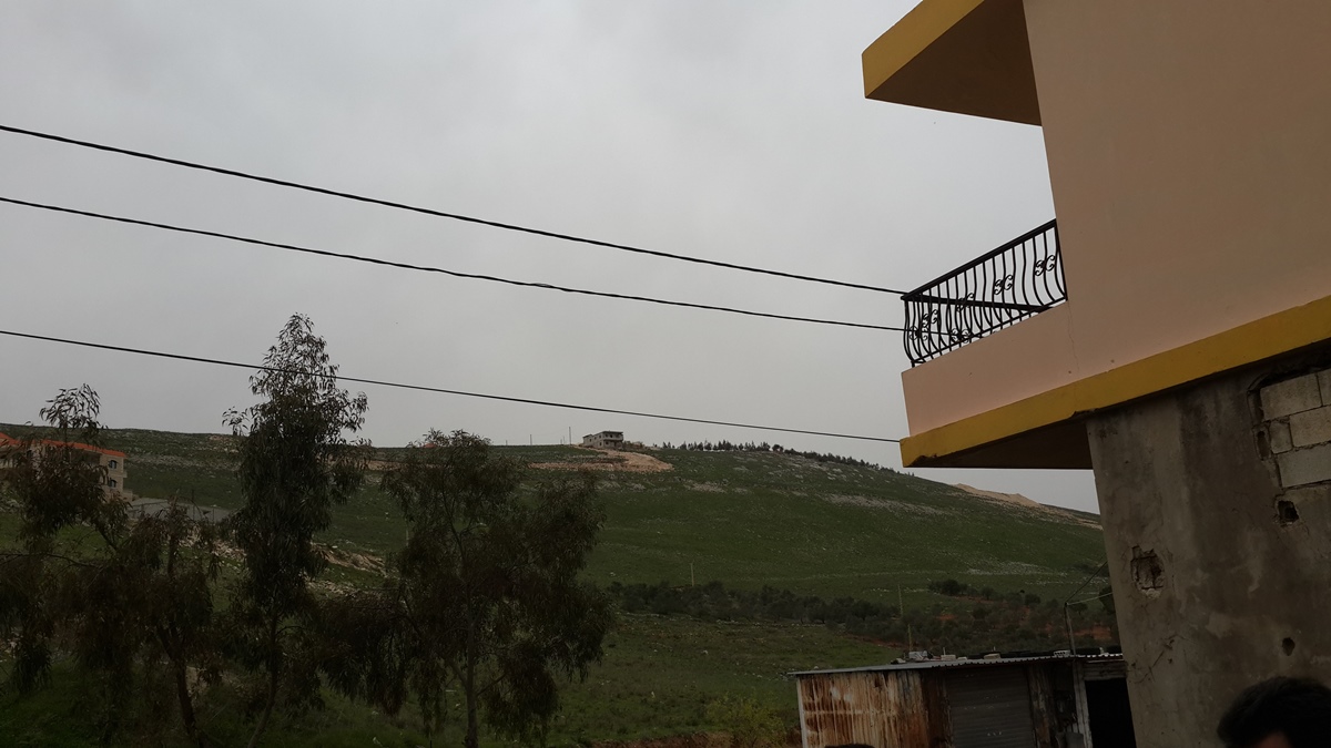 غربا يطل على تلة الشريقي