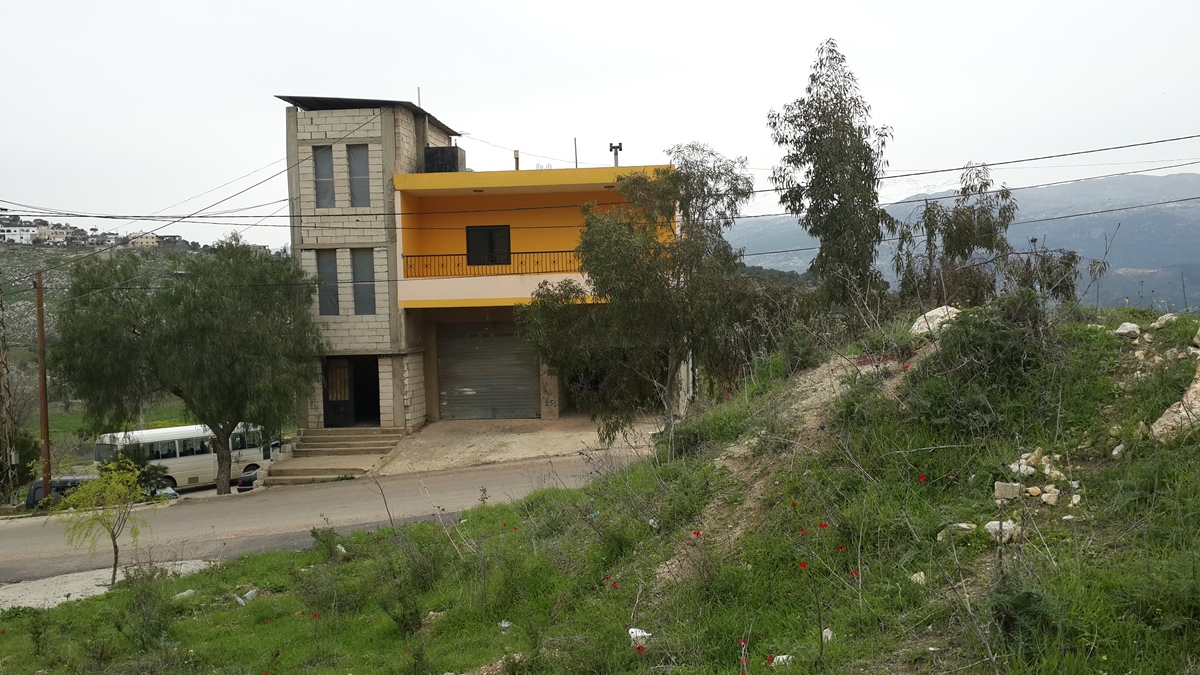 شرقا يطل على جبل الشيخ