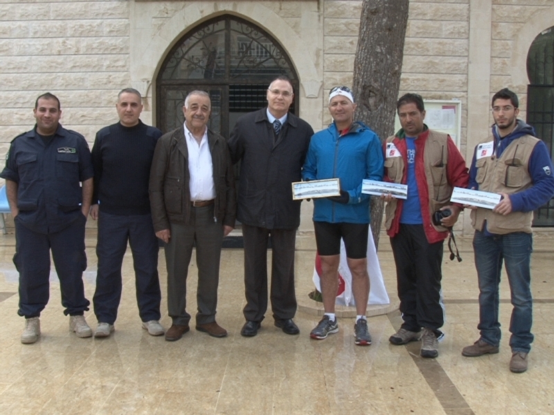 غلمية مستقبلا العداء وهبي وفريقه في باحة بلدية مرجعيون