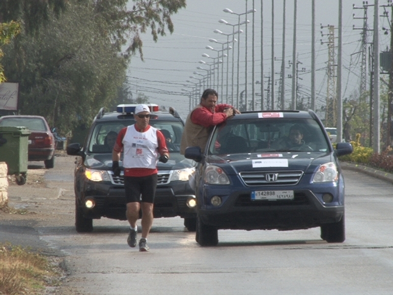 العداء وهبي منطلقا على بوليفار مرجعيون بمواكبة شرطة البلدية