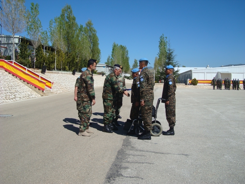 دران يقلد الجندي السلفادوري الجريح وسام الجيش اللبناني -  صورة مايا العشي – مرجعيون