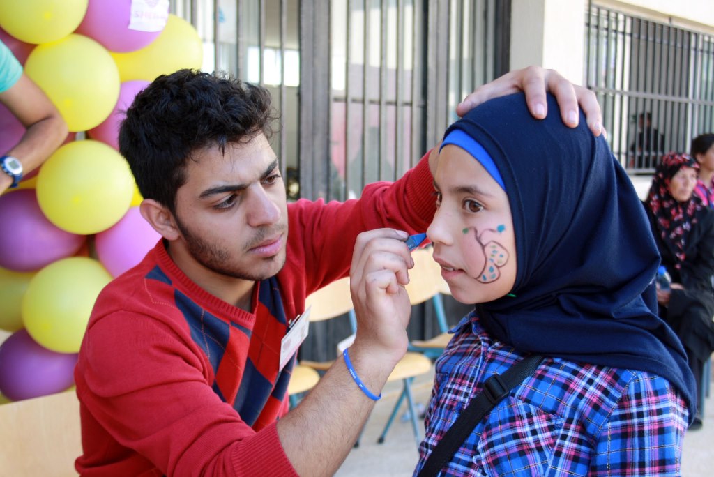 مهرجان وهدايا في حولا للترفيه عن الاطفال السوريين واللبنانيين