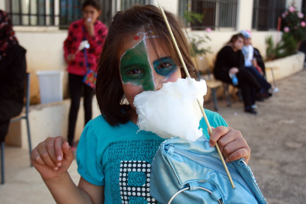 مهرجان وهدايا في حولا للترفيه عن الاطفال السوريين واللبنانيين