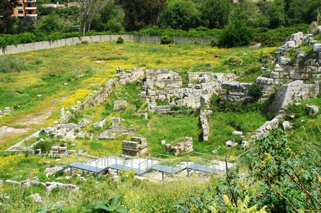 معبد أشمون  بين الإهمال الرسمي والنسيان البلدي والشعبي، تزنره الأعشاب من كل حدب وصوب