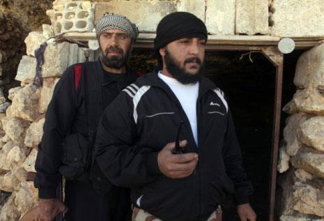 رعد حمّادي (إلى اليمين)... المسؤول عن قصف الهرمل بالصواريخ وخاطف المصوّر (الأخبار)