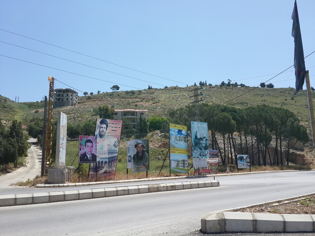 هذه العشوائية التي تبدأ منذ وصولنا الى باب الثنية تصعق المشاهد بشكل صارخ.. حتى صور شهدائنا الأبرار منتشرة بطريقة لا تليق بتضحياتهم