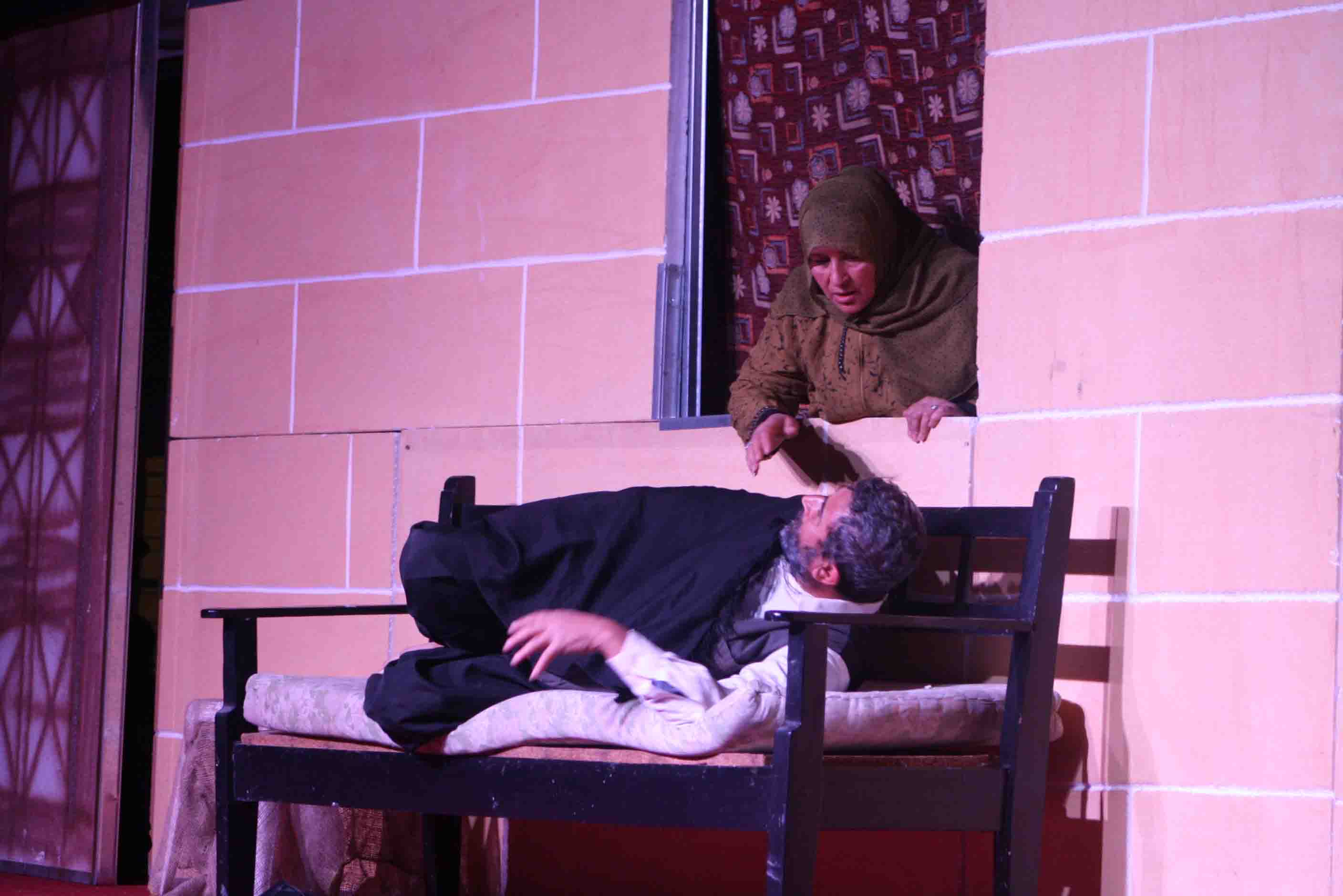 رئيس البلدية المهندس عباس عواضة والحاج خنجر شعيب يشاركون بقراءة الفاتحة وبوضع اكليلا من الزهر على النصب التذكاري لشهداء الجزرة