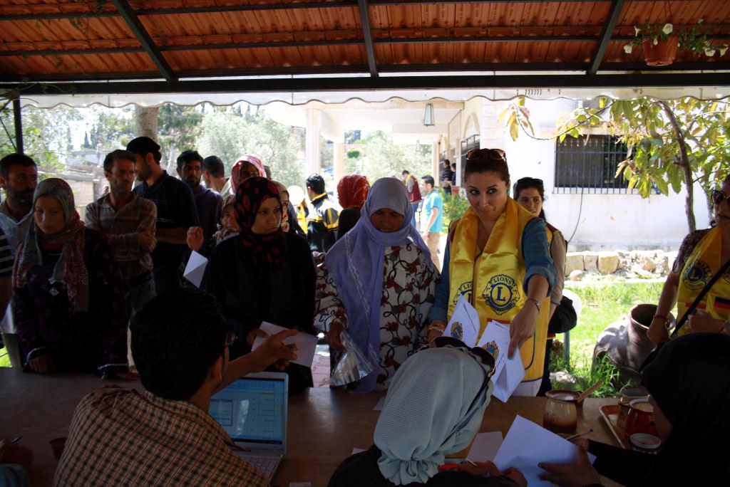 توزيع مئتي حصة غذائية على عائلات سورية نازحة في المنطقة