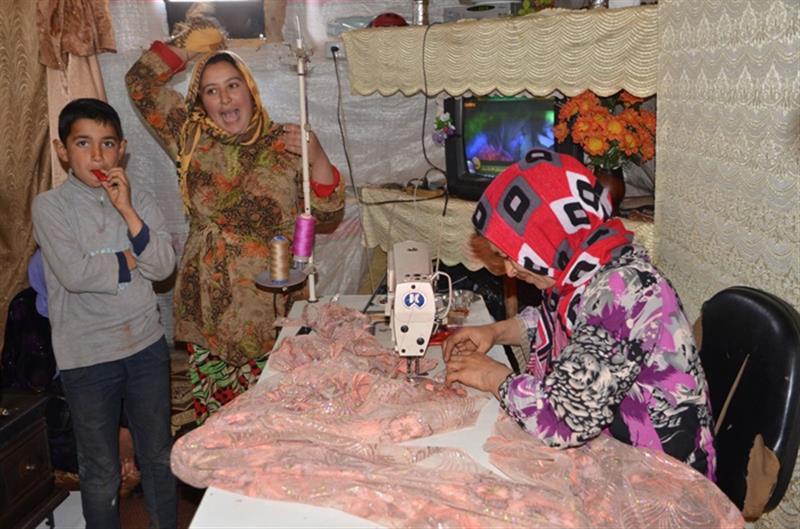 عوش هيكل تخيط فستان عرس (طارق أبو حمدان)