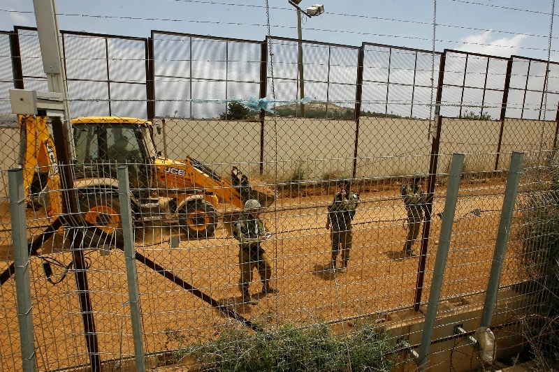 مراقبة من جنود العدو للجانب اللبناني إثناء الاشغال على الحدود