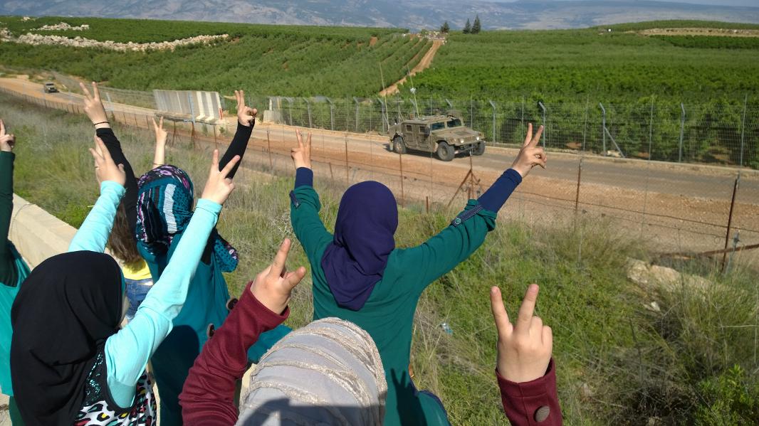 علامات النصر ترفعها على الحدود سيدات جنوبيات تحدياً لقوات الإحتلال