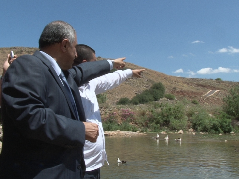 النائب قاسم هاشم يشير الى حدود الخط الازرق في الوزاني