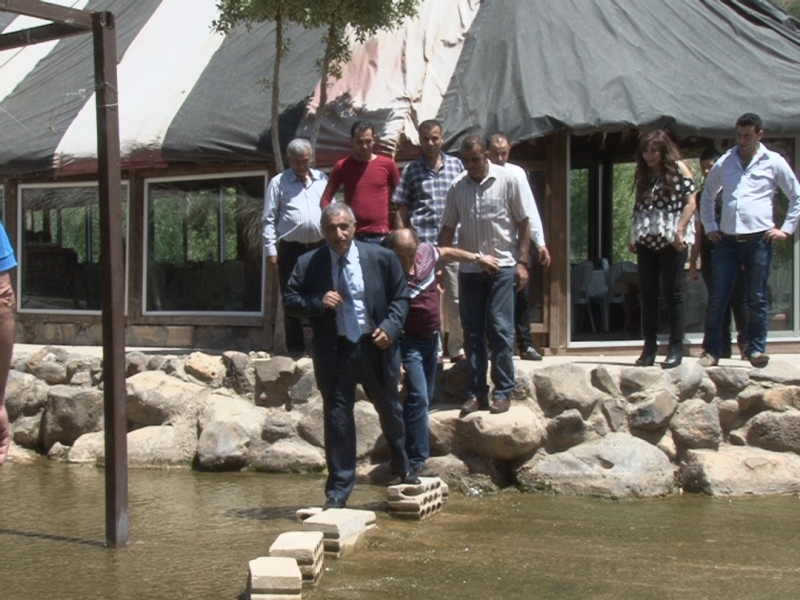 النائب هاشم يقطع النهر في الوزاني