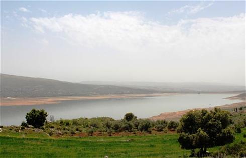 إنحسار مياه بحيرة القرعون واضحاً