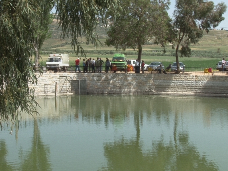 المزارعون في سهل مرجعيون خلال احتجاجهم عند بركة الدردارة