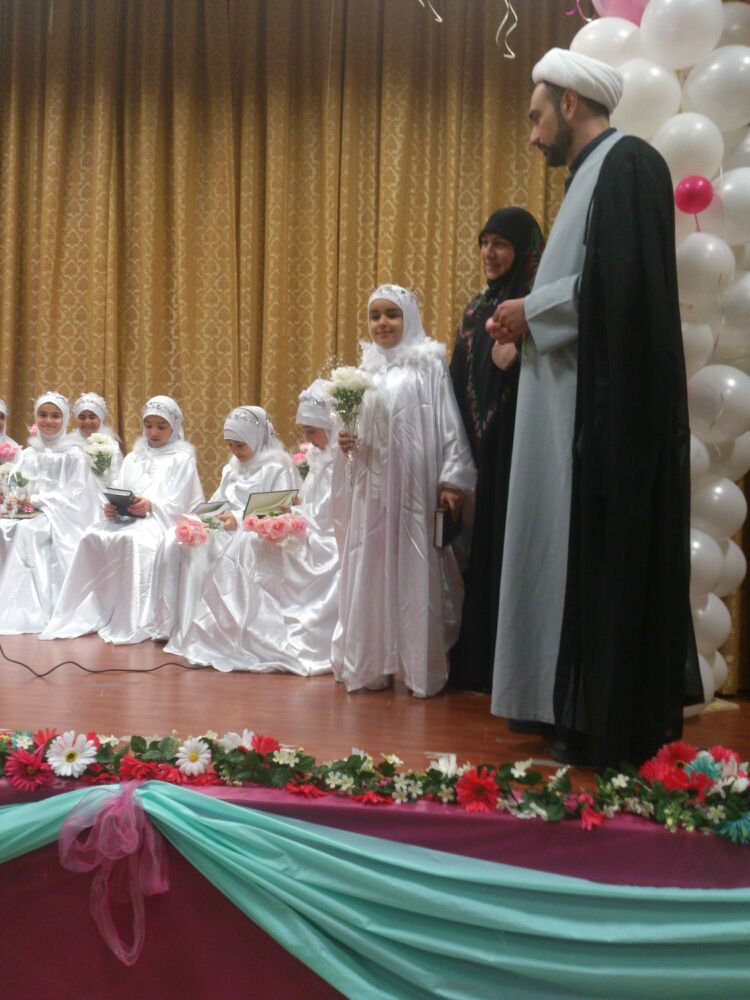 مسؤولة تنظيم الحفل الحاجة وفاء قدسي الى جانب سماحة عالم مركز أهل البيت \