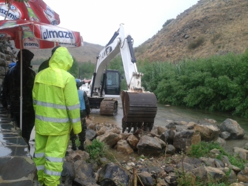 المباشرة بتنظيف مجرى نهر الوزاني وسط جو ماطر بمواكبة النائب قاسم هاشم واشراف ضباط لبنانيين ودوليين ومراقبة اسرائيلية