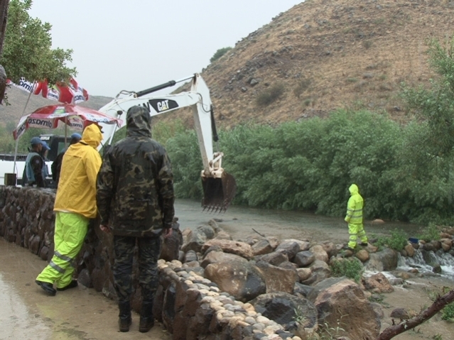 المباشرة بتنظيف مجرى نهر الوزاني وسط جو ماطر بمواكبة النائب قاسم هاشم واشراف ضباط لبنانيين ودوليين ومراقبة اسرائيلية