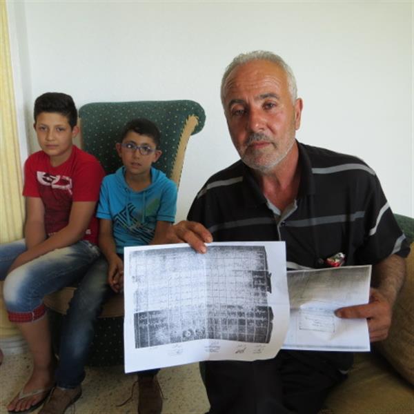 محمد حيدر مع أوراق ملف التجنيس (حسين سعد)