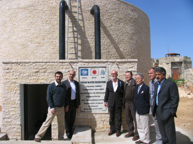 رئيس البلدية السابق خلال حفل تسلّم مشروع بناء خزّان مياه (حاووز) في الخيام - أرشيف