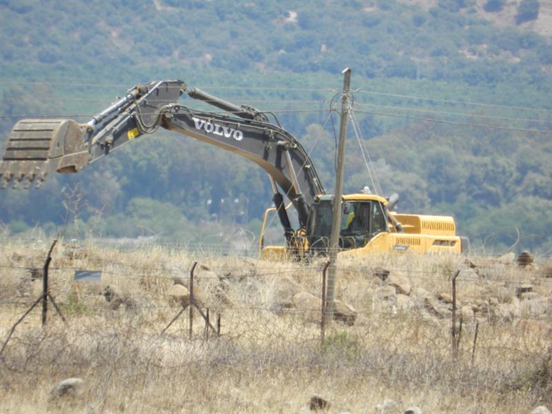 حفارة اسرائيلية تعمل في مرتفعات الوزاني (طارق ابو حمدان)