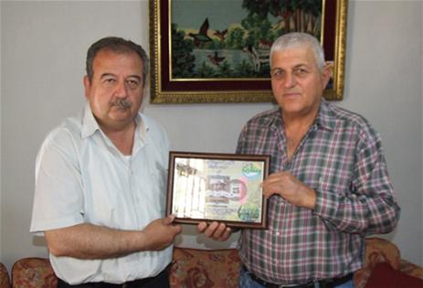 كرم ابراهيم يتسلّم درعاً تذكارية