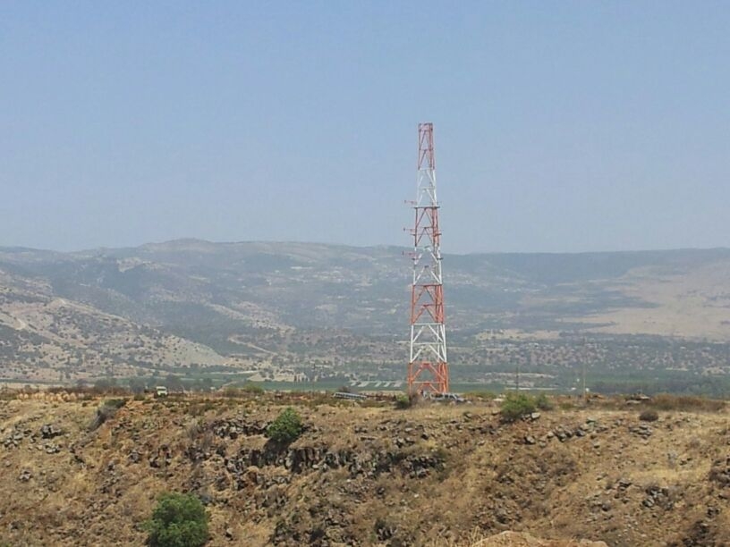 العمود الذي رفعه العدو في الغجر المحتلة يشرف على الوزاني