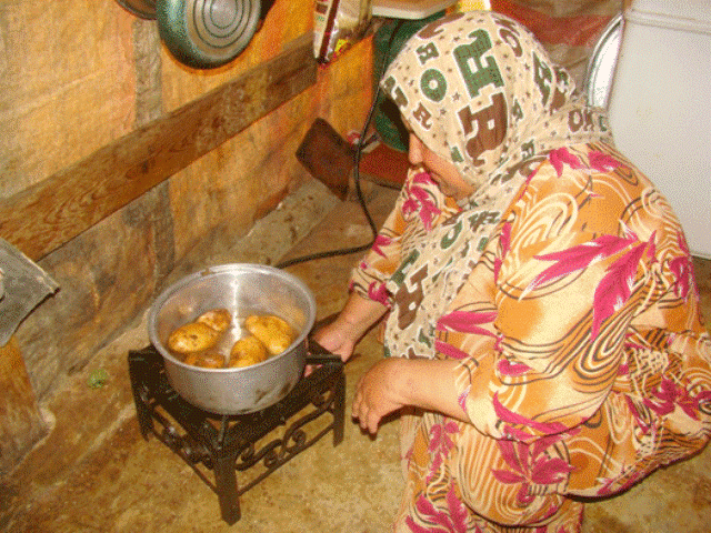 على هذا الحال يعيش النازحون السوريون في المخيم، فيما الصيام عندهم «واجب وطاعة وإيمان واحتساب»