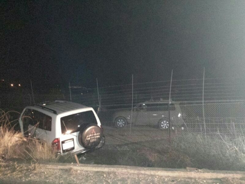 سيارة الجيب التي اصطدمت بالسياج التقني وبدت دورية للعدو تراقب ما(1)