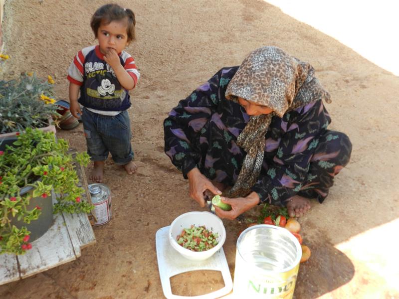 نازحة تحضّر افطار العائلة (طارق أبو حمدان)