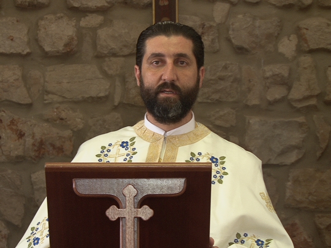 الاب سلوم كاهن الرعية يقرا الانجيل المقدس.JPG