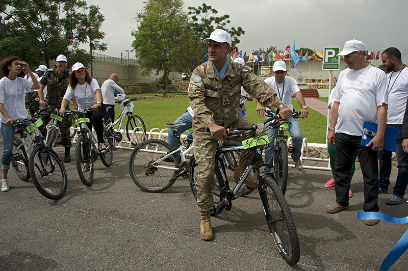 القائد العام لليونيفيل اللواء باولو سيرّا يجول مودعاً على المسؤولين اللبنانيين ويقدم خلفه