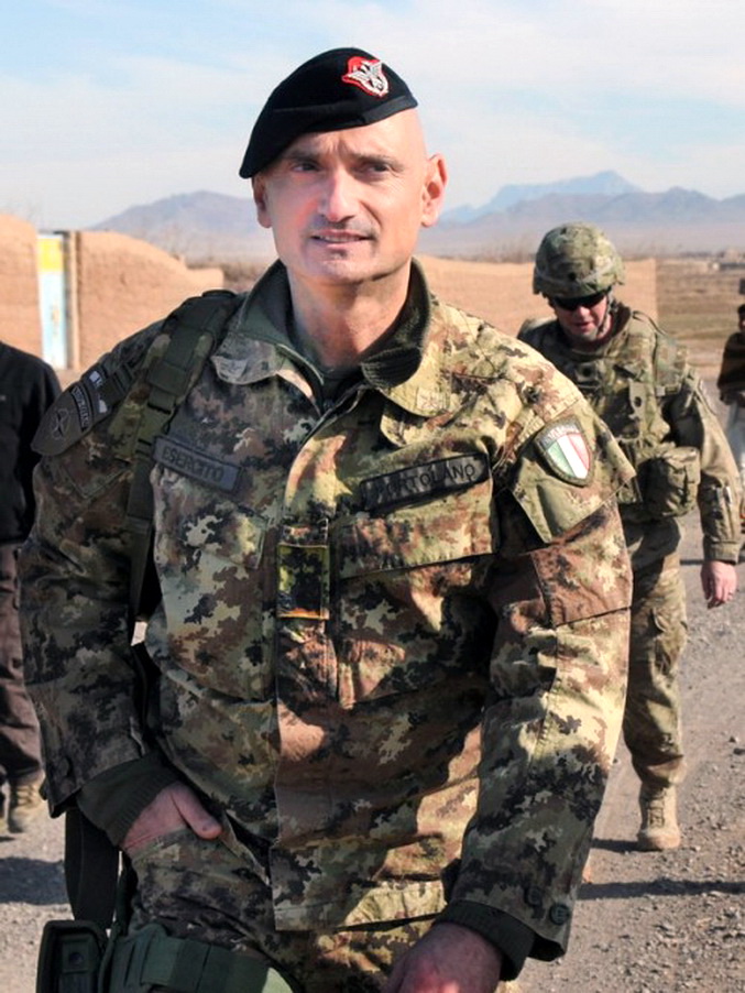 القائد العام لليونيفيل اللواء باولو سيرّا يجول مودعاً على المسؤولين اللبنانيين ويقدم خلفه