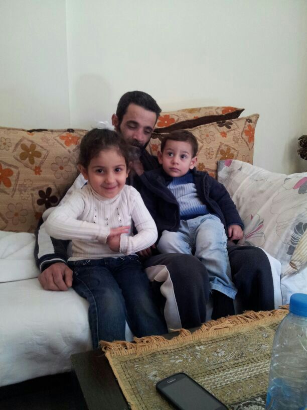 الفقيد الغالي المرحوم شادي فهمي عواضة مع طفليه زينب وحسين 